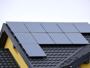 Casa con una instalación de placas solares en el tejado