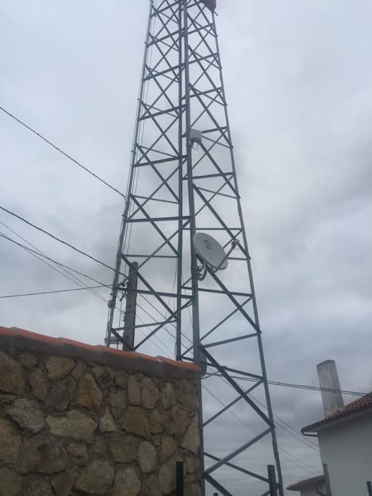 Antena de radioenlaces instalada en un entorno rural